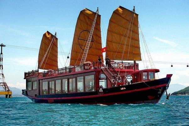 Du thuyền Emperor Cruises - Khám phá vịnh Nha Trang với Tour Nha Trang 1 ngày